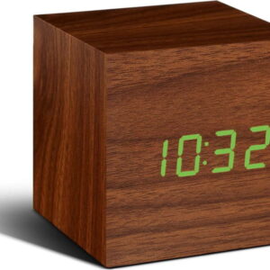Hnědý budík se zeleným LED displejem Gingko Cube Click Clock. Nejlepší vtipy na světě na každý den.