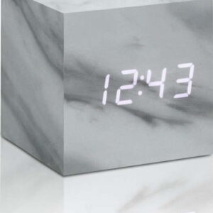 Šedý budík v mramorovém dekoru s bílým LED displejem Gingko Cube Click Clock. Nejlepší vtipy na světě na každý den.
