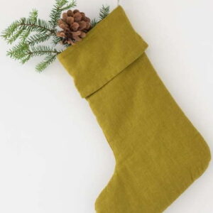 Zelená vánoční lněná závěsná dekorace Linen Tales Christmas Stocking. Nejlepší vtipy na světě na každý den.